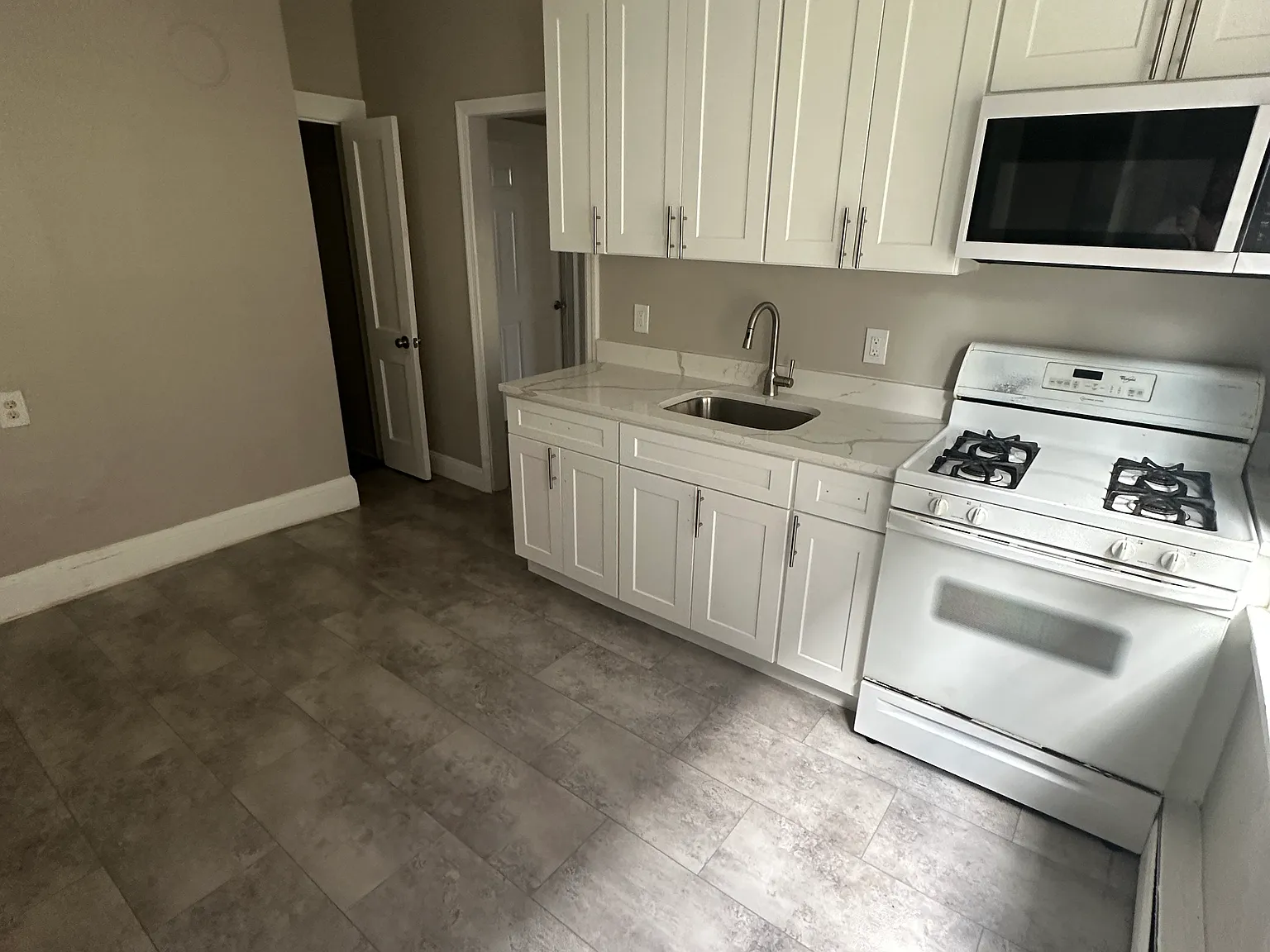 2 bed, 950 sqft, $1,349 — Photo 2