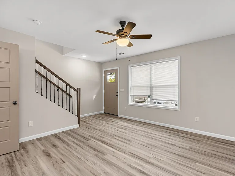 305-349 Mountain Maple Way — Photo 5