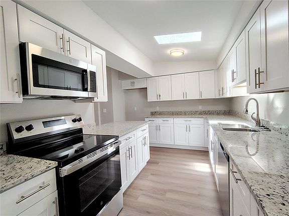 5th image of 702 TURNBERRY LANE