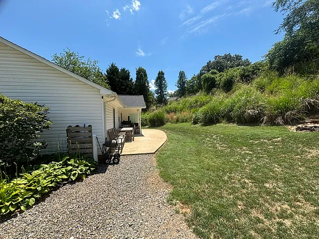142 Reems Creek Rd — Photo 44