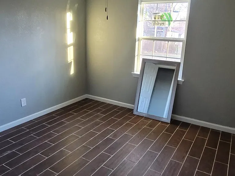113 Travis Dr — Photo 2