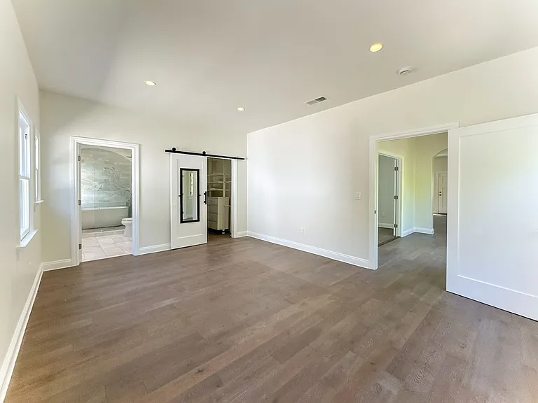 1043 S Plymouth Blvd — Photo 30