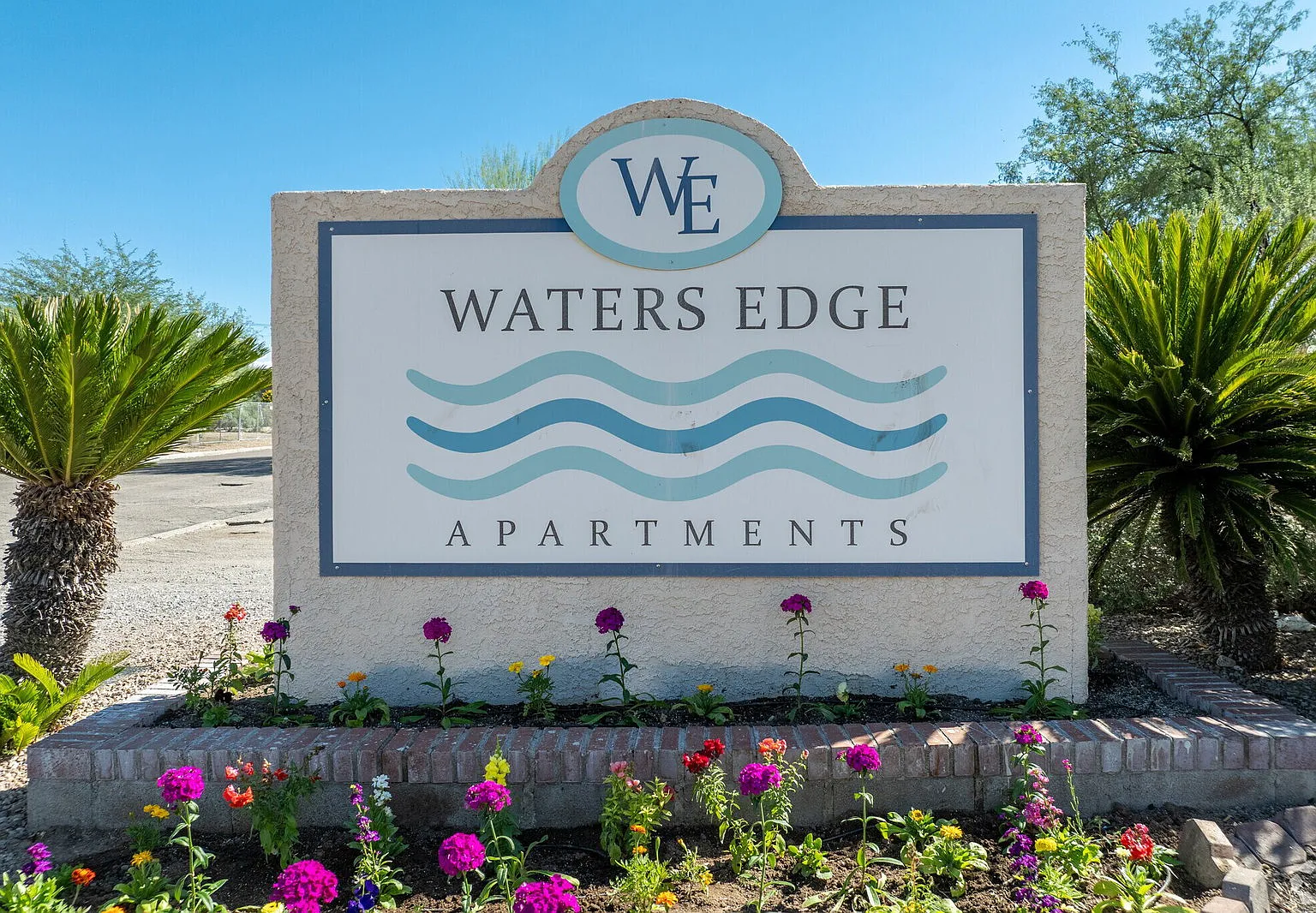 Waters Edge Apartments — Photo 1