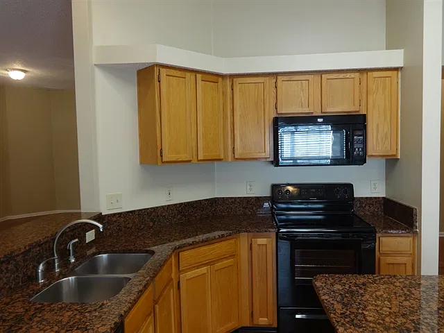 4 bed, 2.5 bath, 2330 sqft, $2,765 — Photo 3