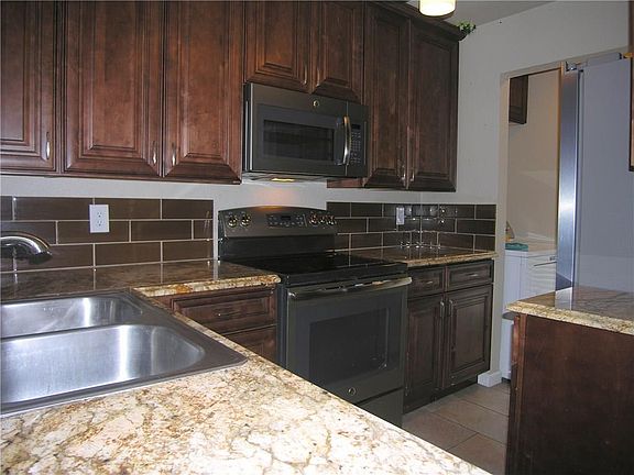 2nd image of 629 Carriagehouse Ln APT 3