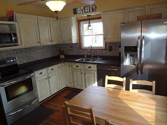 4th image of 9022 W Auer Ave