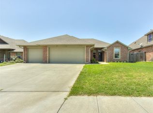 801 S Silver Leaf Dr, Moore, OK 73160