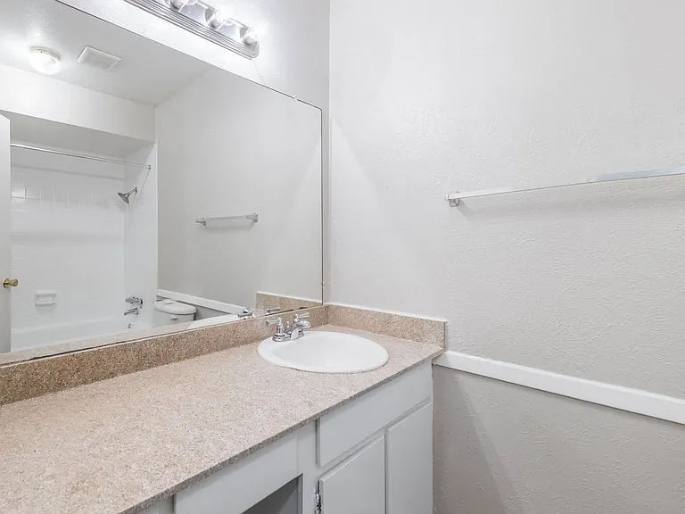 Augusta: Bathroom