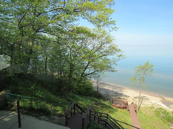 3rd image of 7501 Beachview Dr