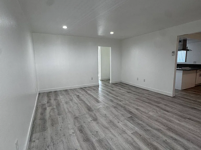 2601 W Orion Ave — Photo 4