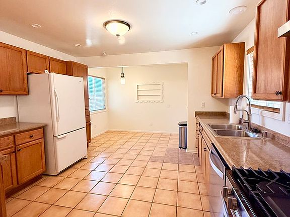 3rd image of 1636 W Pine Ave
