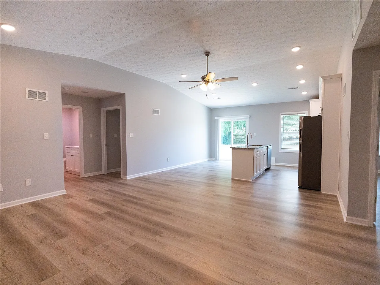 3 bed, 1448 sqft, $1,899 — Photo 3