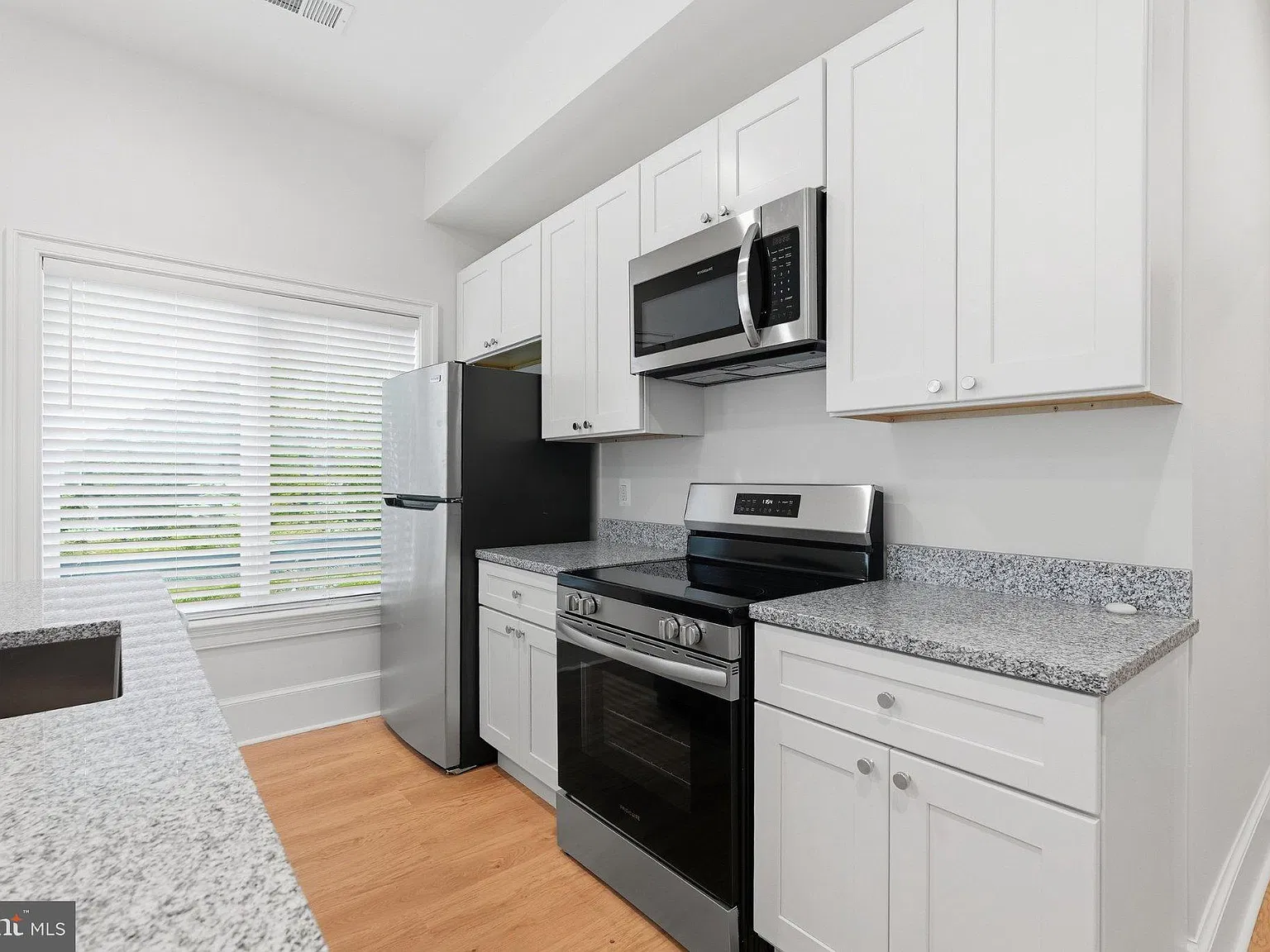 2 bed, 1.0 bath, 1200 sqft, $3,175 — Photo 2