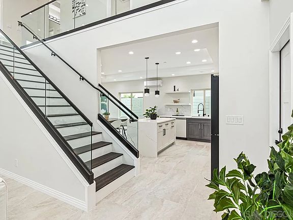 5th image of 3083 Vancouver Ave