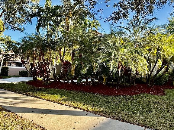 3rd image of 836 Waterview Dr