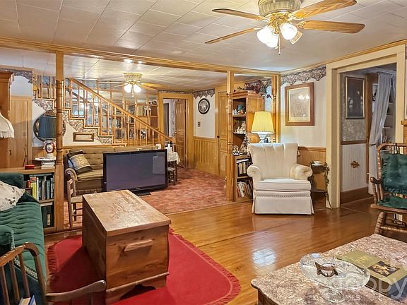 12th image of 387 Beulah Rd
