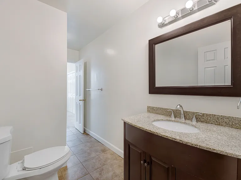 650 D St SE #1 — Photo 9