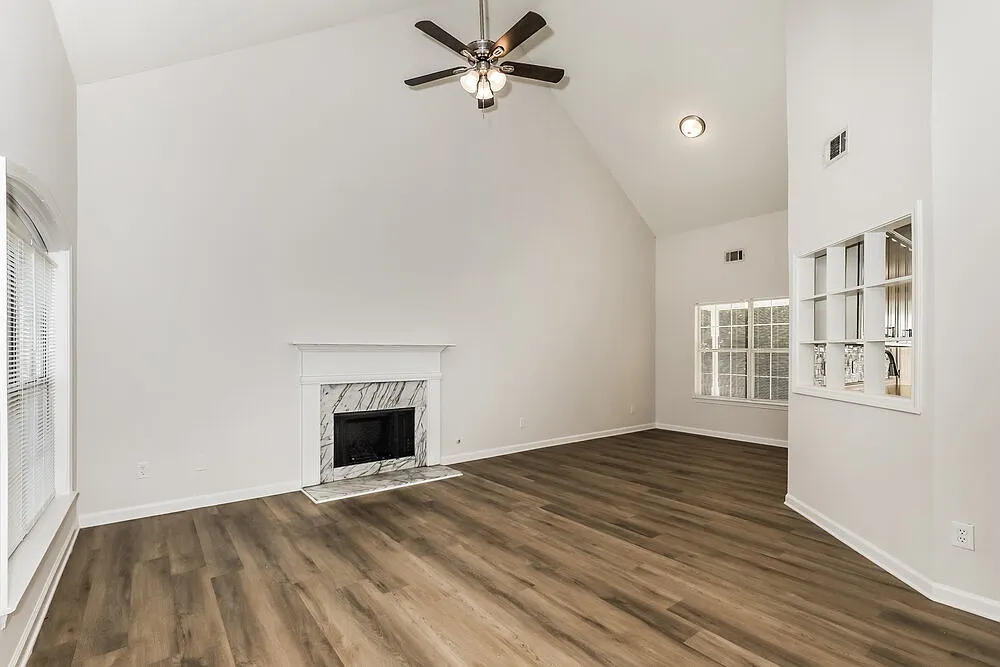 3 bed, 2.0 bath, 1833 sqft, $2,045 — Photo 4