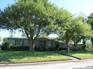 203 Cardinal Dr, Devine, TX 78016