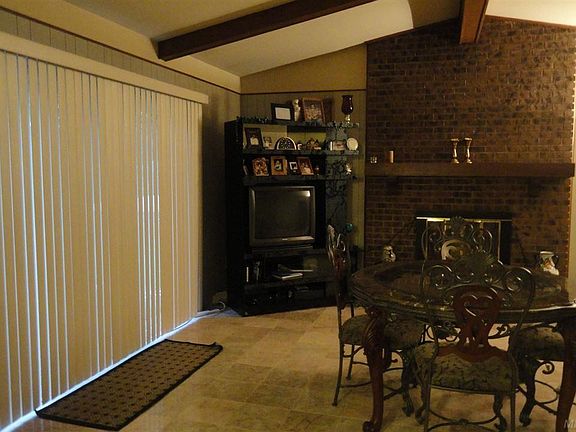 4th image of 40431 Alexandria Dr