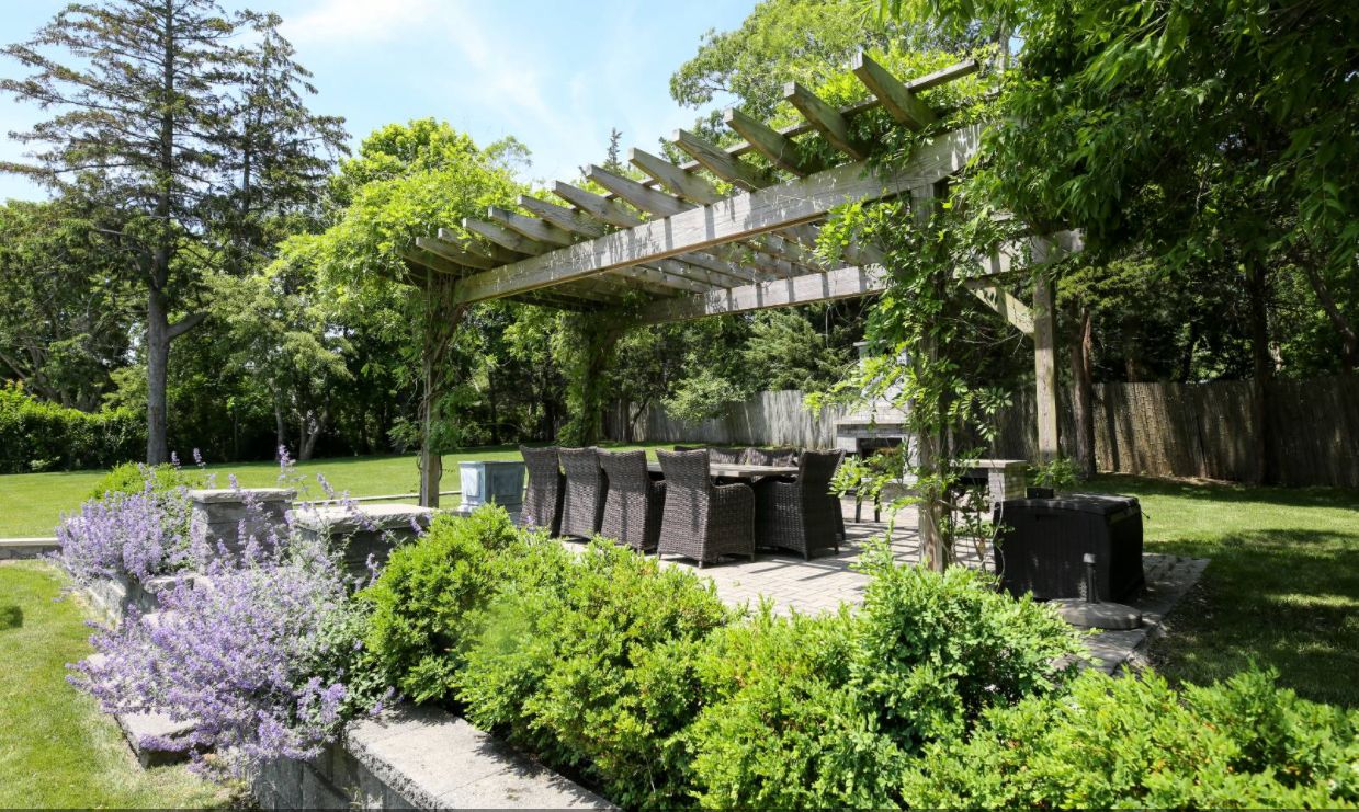 Pergola w/ outdoor dining area and fire-it