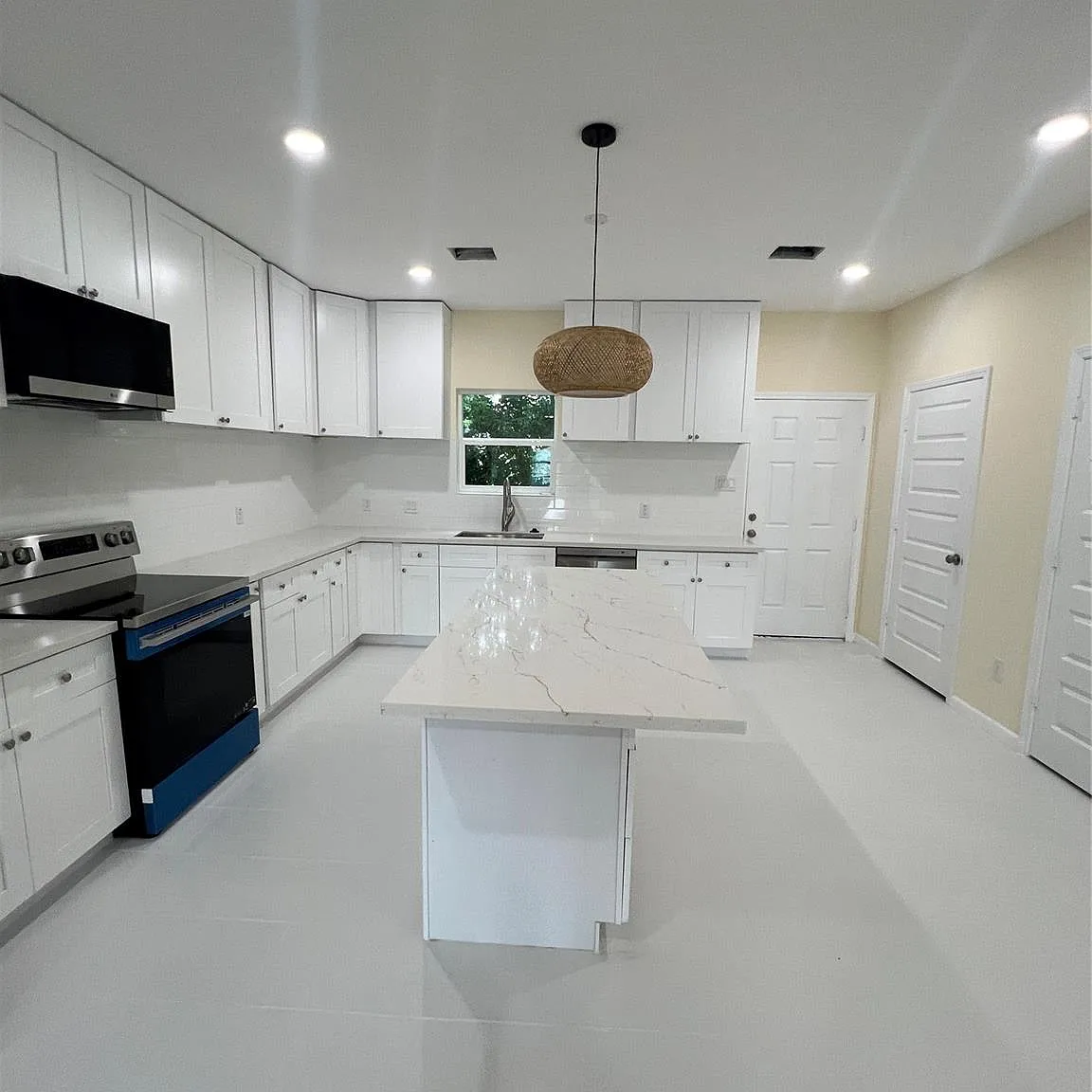 3 bed, 2.5 bath, $2,200 — Photo 1