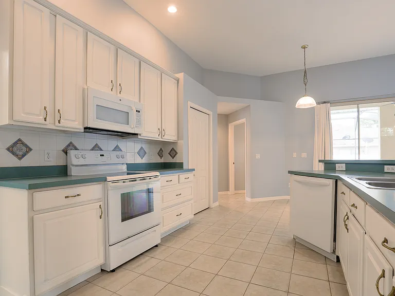 3116 Floral Way E — Photo 15