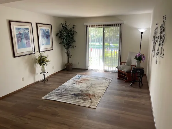 6850 W Kathleen Ct #8, Franklin, WI 53132