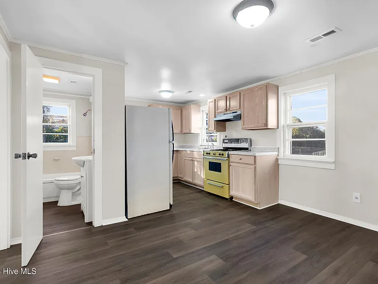211 Lawson St — Photo 11