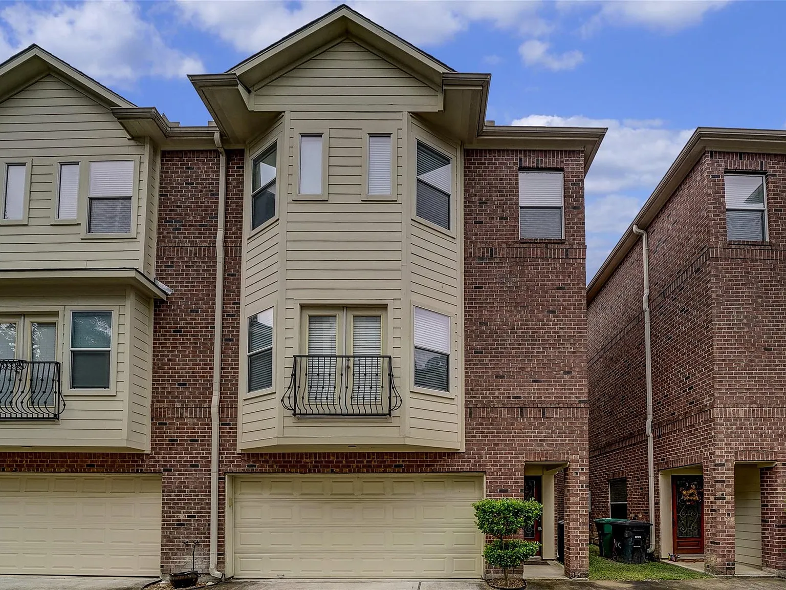 3 bed, 3.5 bath, 1979 sqft, $2,800 — Photo 1