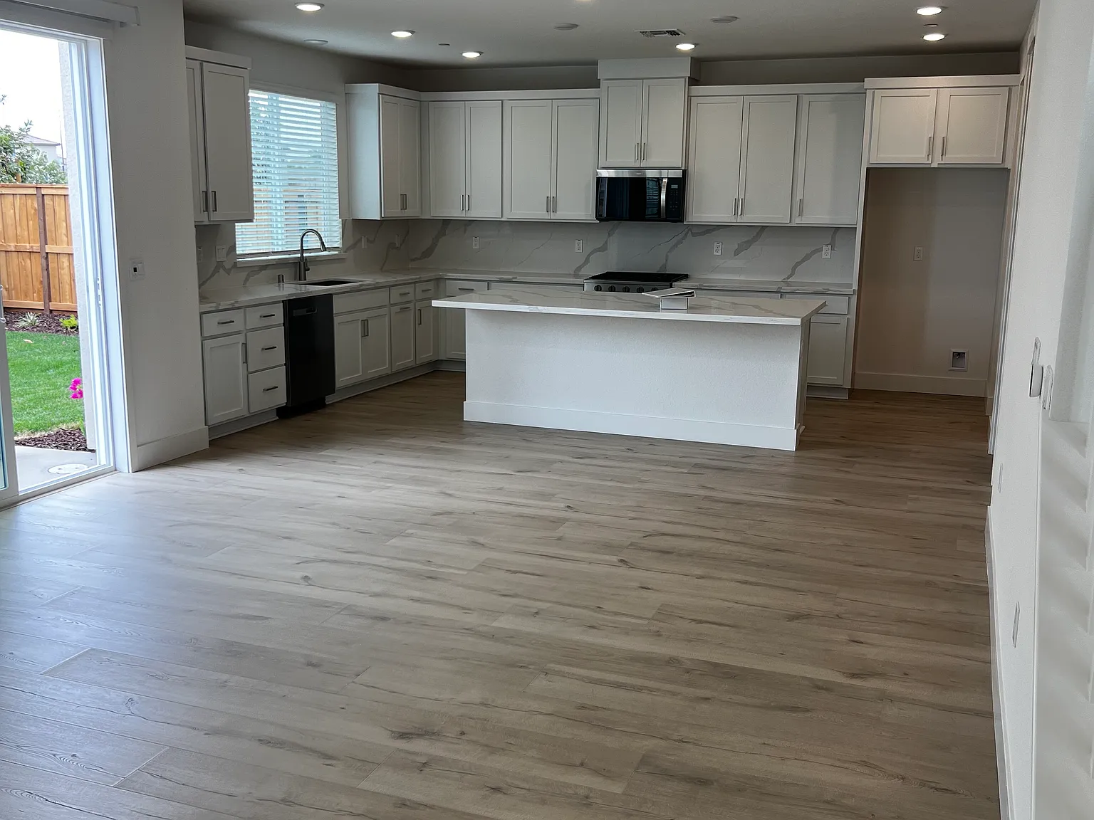 3 bed, 2.5 bath, 2250 sqft, $3,100 — Photo 3