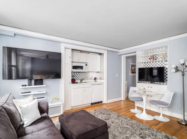 155 East 49th Street 10E image 3 of 11