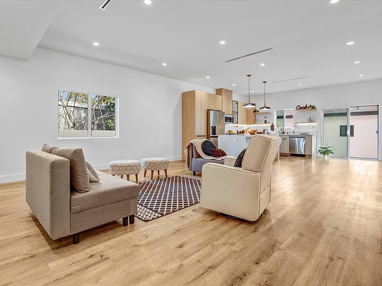 6904 Corbin Ave — Photo 6