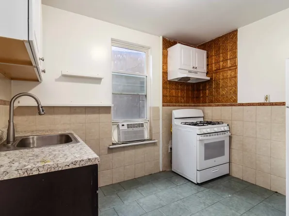 31-24 Steinway Street image 2 of 8