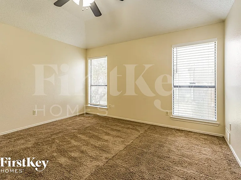 3305 Country Creek Ln — Photo 10