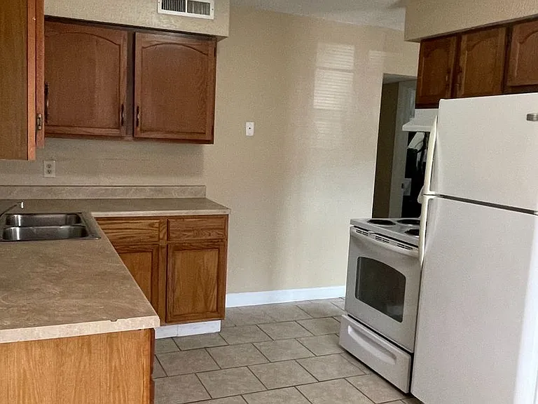 295 E Chris Dr — Photo 5