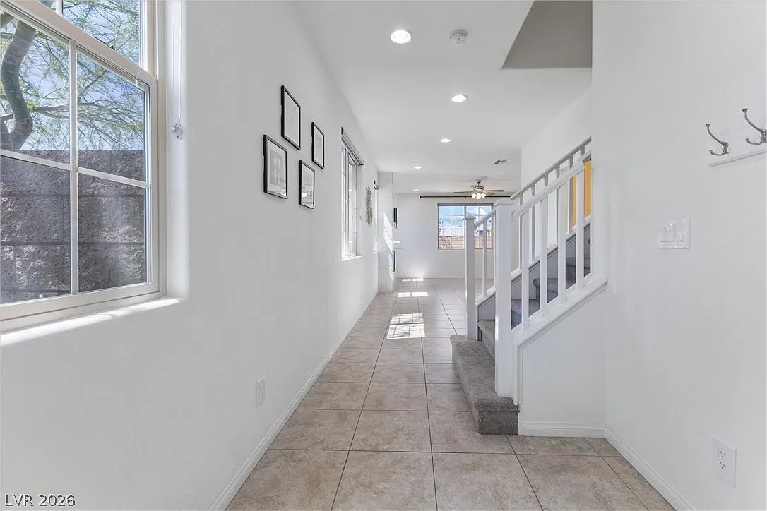 3 bed, 2.5 bath, 2043 sqft, $2,290 — Photo 2