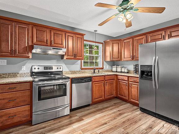 5th image of 906 Greenwood Pl