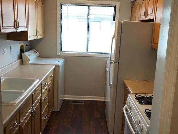 5th image of 29W558 Winchester Cir N Unit 4