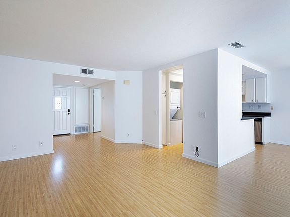 4th image of 544 Via De La Valle Unit D