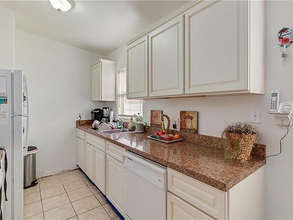4th image of 1418 Lowry Ave