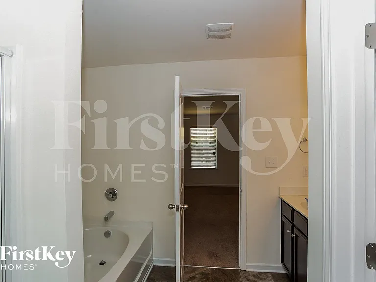 3282 Runneymede St SW — Photo 13