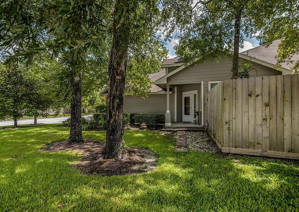 Fabulous lock & leave or stay & play cottage. Supreme location and fantastic community amenities.