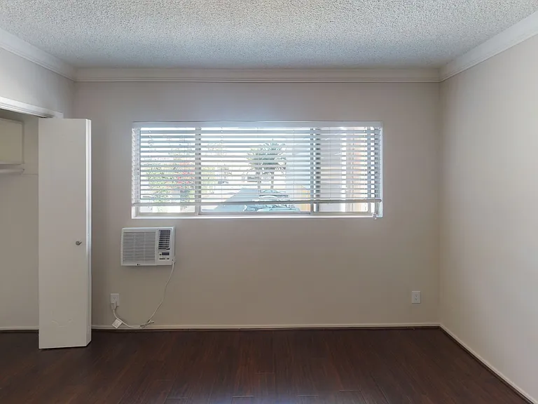 HYW - Hayworth Apts. — Photo 8