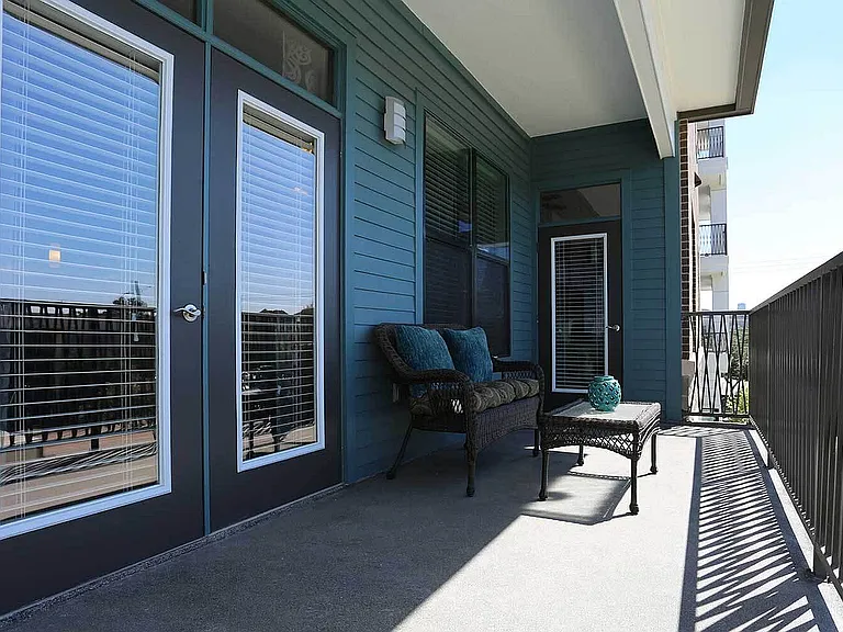 Pearl_Washington_model-b5_patio-1
