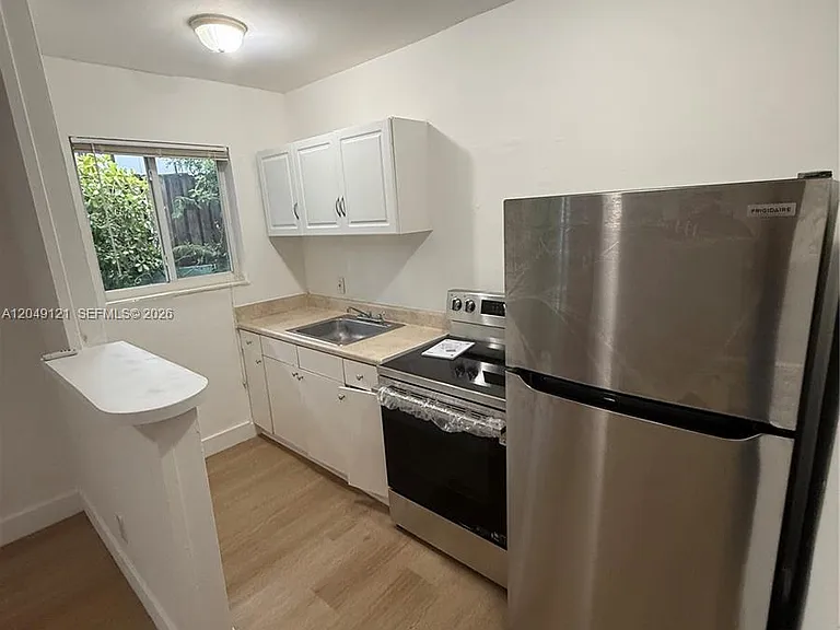 469 SW 3rd St #4 — Photo 4