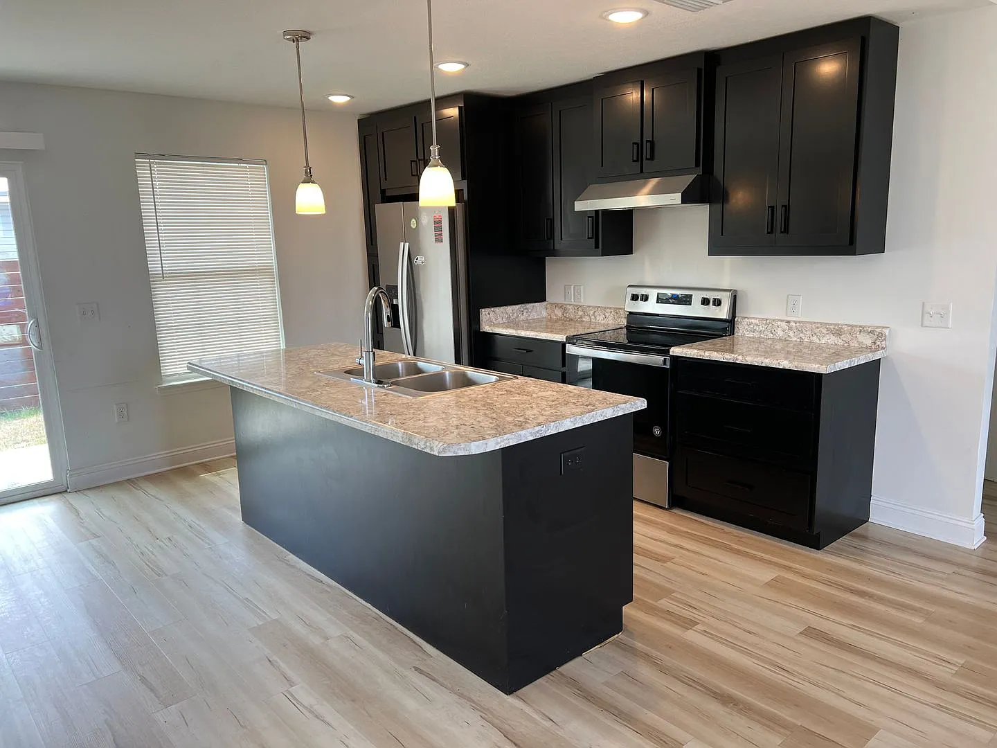 4 bedroom 2 bath house — Photo 3