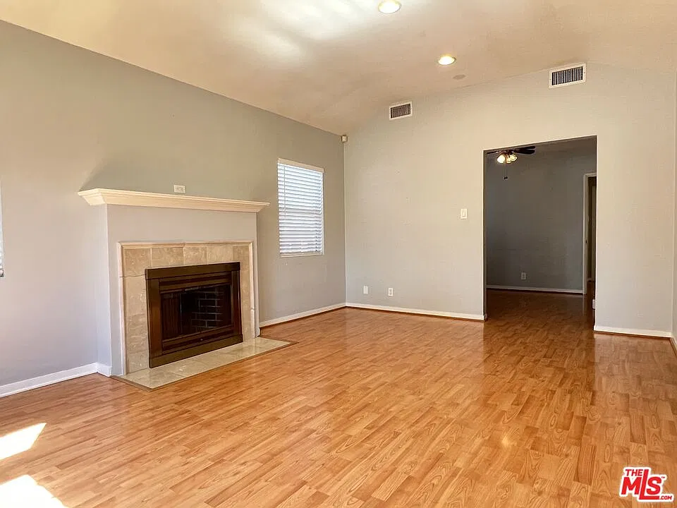 2 bed, 2.0 bath, 1185 sqft, $3,300 — Photo 4