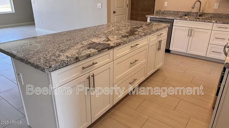 3 bed, 2.5 bath, 1716 sqft, $1,599 — Photo 4