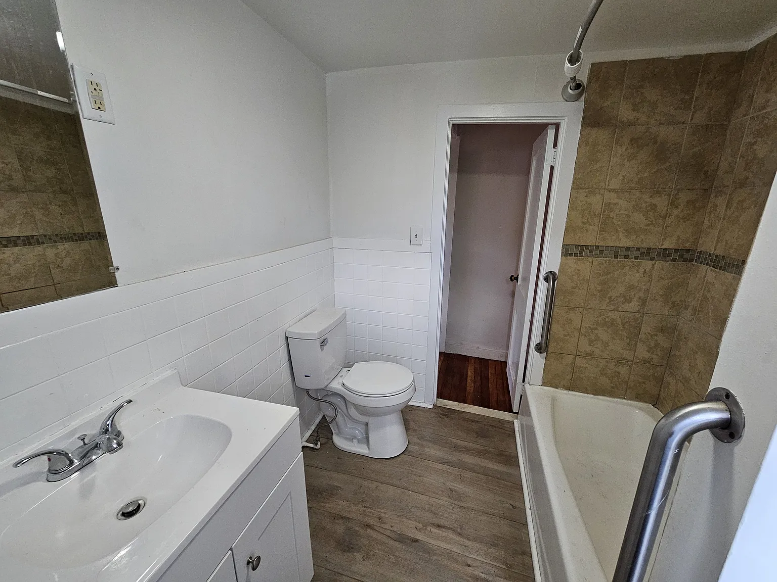 5 bed, 2059 sqft, $2,900 — Photo 2